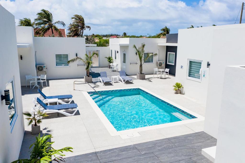 努尔德The Palm Leaf Apartments的一个带游泳池和庭院的别墅