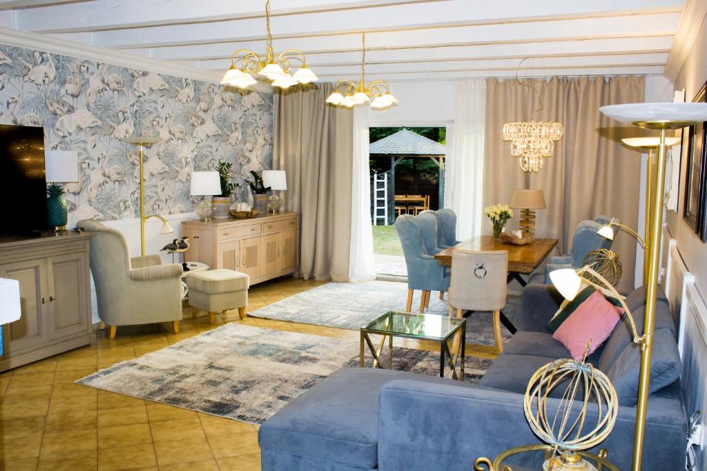 罗威Rowy Luxury的客厅配有蓝色的沙发和桌子