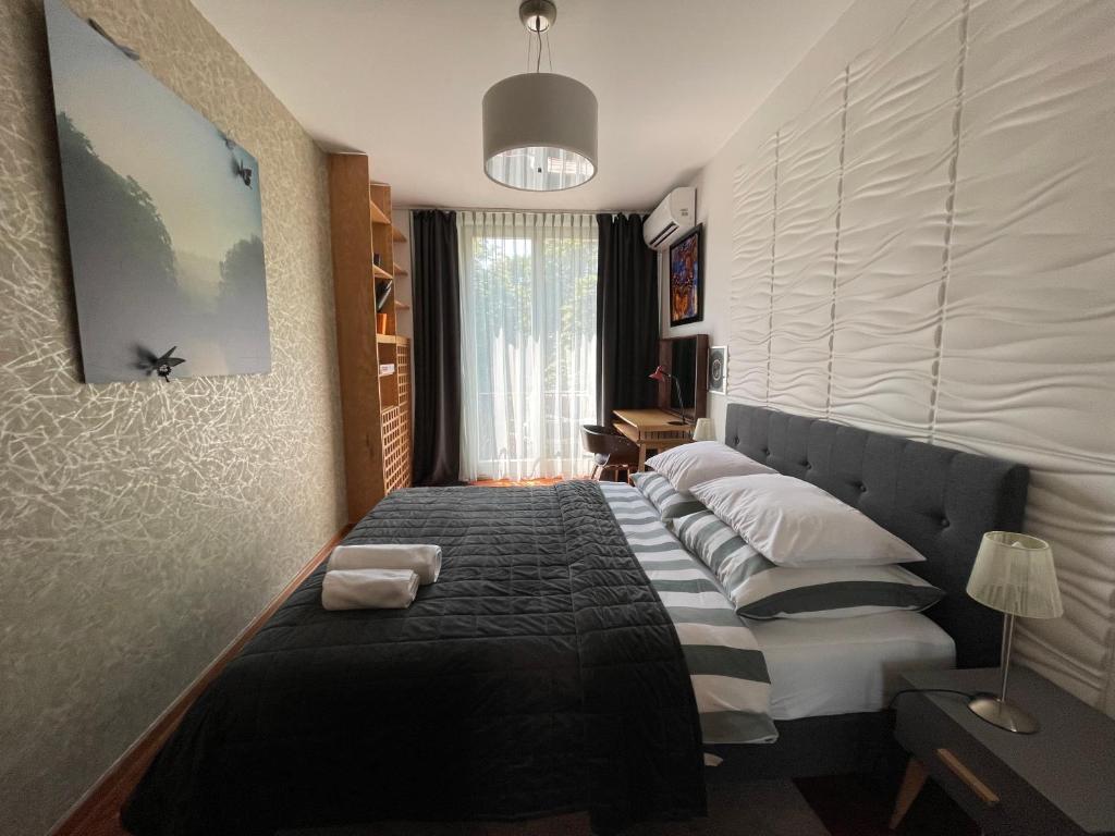 华沙Apartament Koszykowa Latwiec的卧室设有黑白床和窗户。