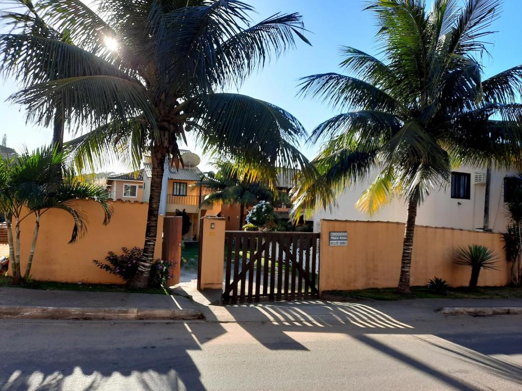 布希奥斯Chale Buzios Praia Rasa的两棵棕榈树房子的大门