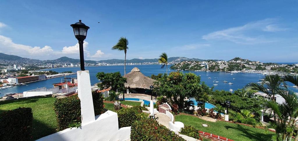 阿卡普尔科La mejor vista de Acapulco, en CasaBlanca Grand.的海港景水体