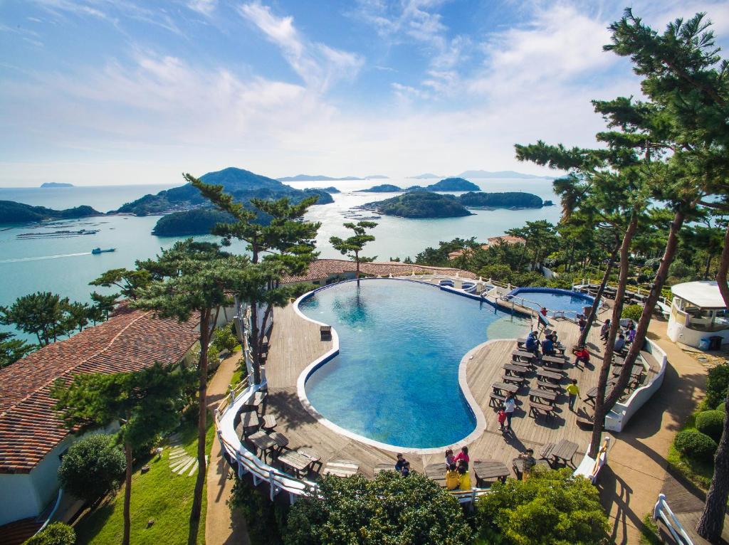 统营市Club ES Tongyeong Resort的享有游泳池的景色,享有水景