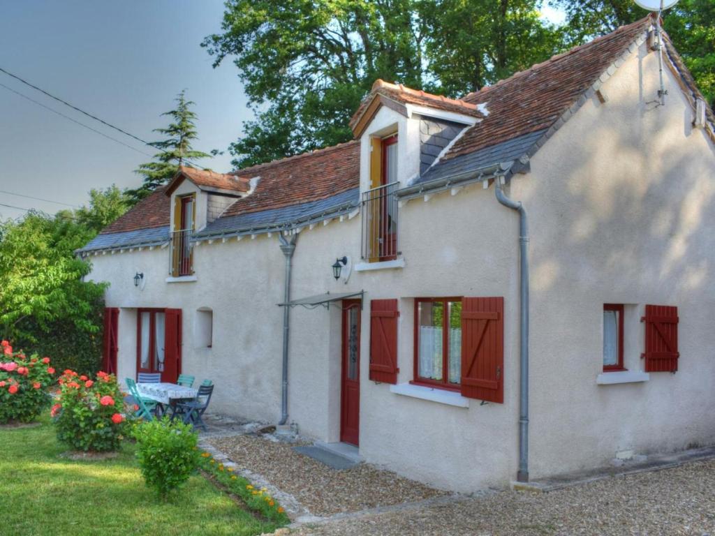 Azay-sur-CherGîte Azay-sur-Cher, 4 pièces, 5 personnes - FR-1-381-220的白色的房子,有红色百叶窗和院子
