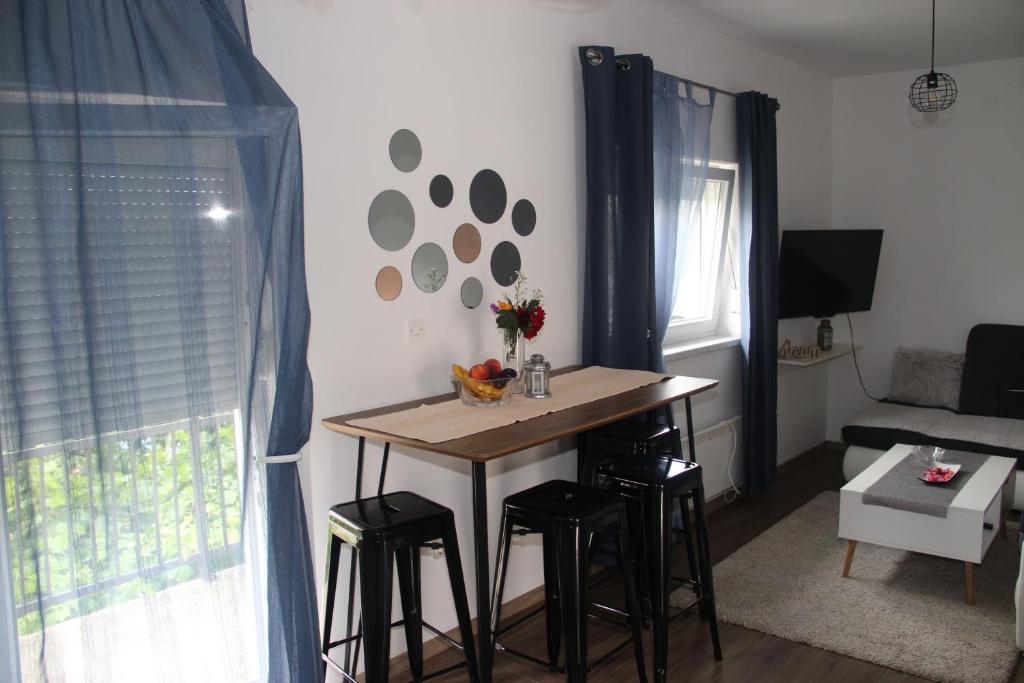 利夫诺Apartman ANA Livno - biker friendly的一间厨房,里面配有一张桌子和凳子
