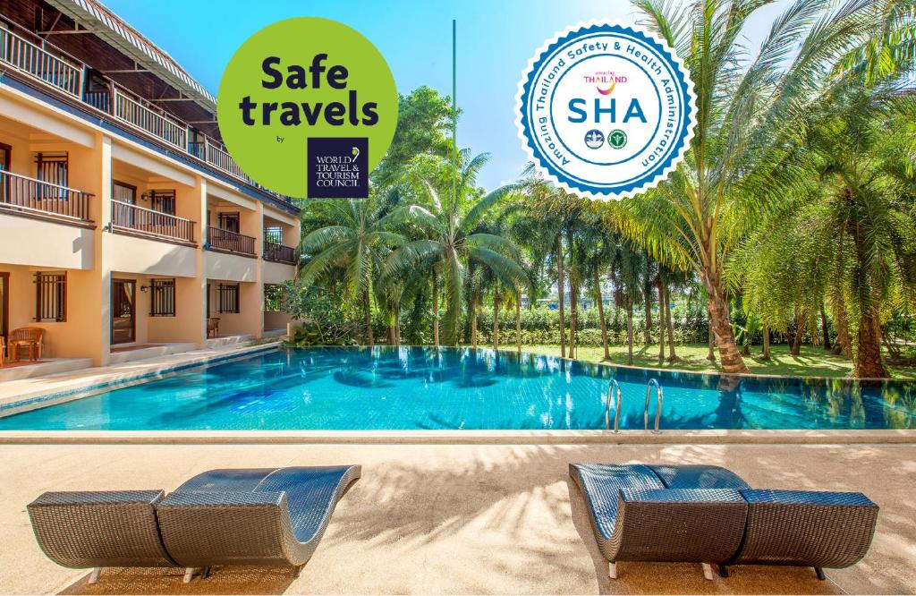 蔻立Khaolak Mohin Tara Resort - SHA Certified的度假村的游泳池,上面标有安全旅行的标志
