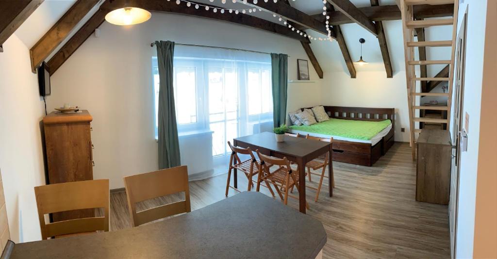 霍尔马拉帕Chata Barborka, apartmán 8的客厅配有桌子、沙发和床。