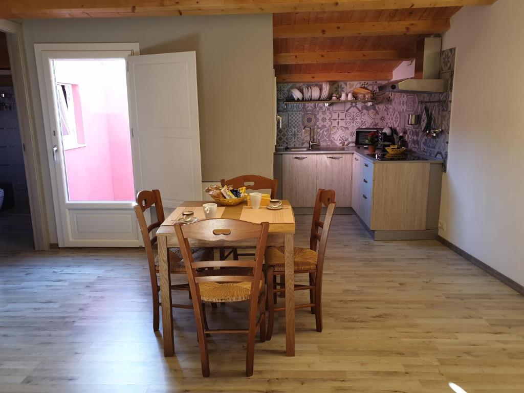 拉古萨Locazione turistica da Enzo e Maria的一间厨房,内设一张木桌和椅子