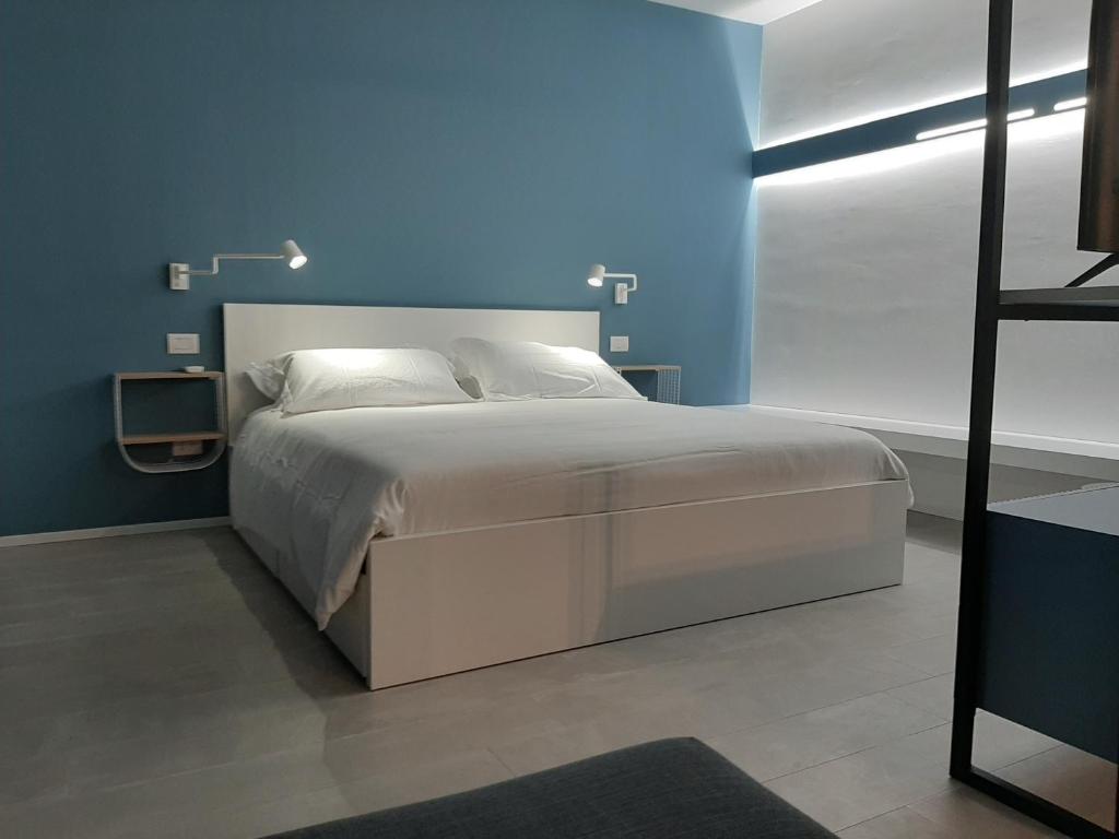 奥尔比亚Kore Home的一间卧室设有一张蓝色墙壁的大床