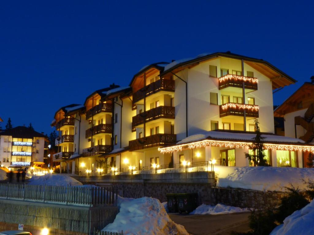 安达洛Residence Alba Nova的夜间下雪的酒店
