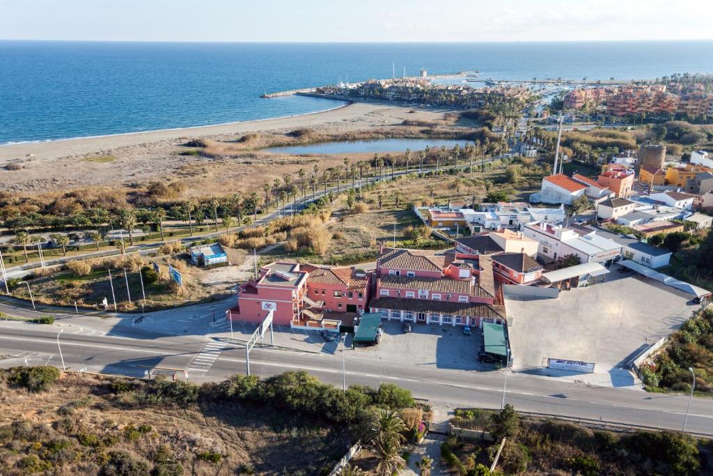 索托格兰德Hotel Las Camelias的海洋旁小镇的空中景观