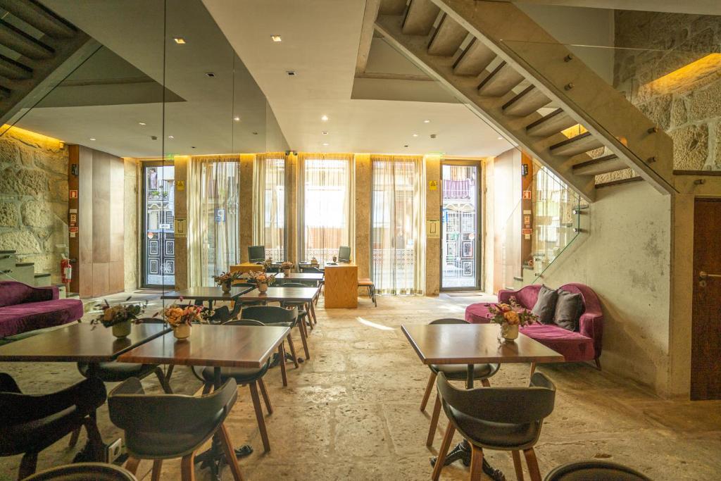 加亚新城CHARM by YoursPorto的餐厅设有桌椅和窗户。