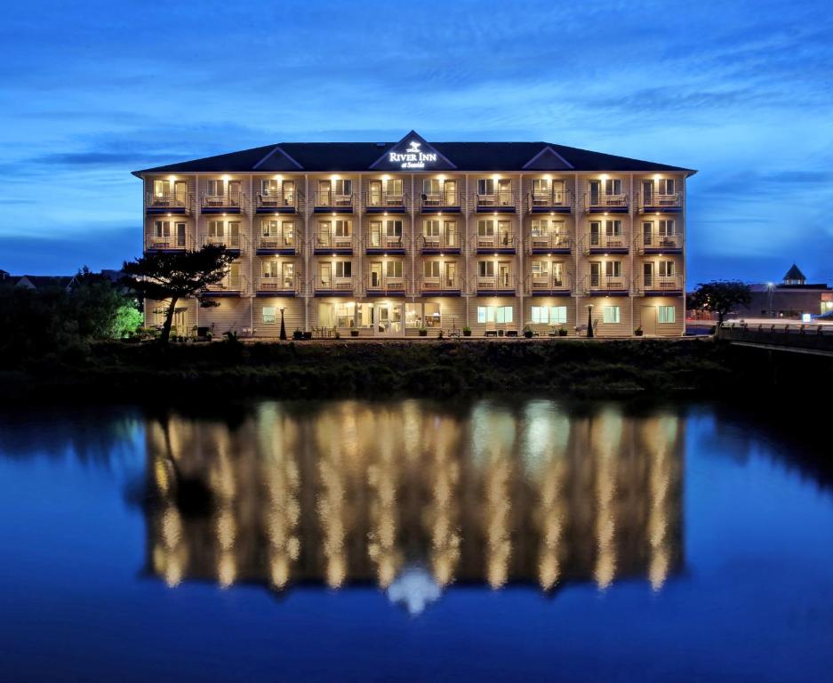 西塞德海滨河流旅馆的夜间的酒店,在水中反射