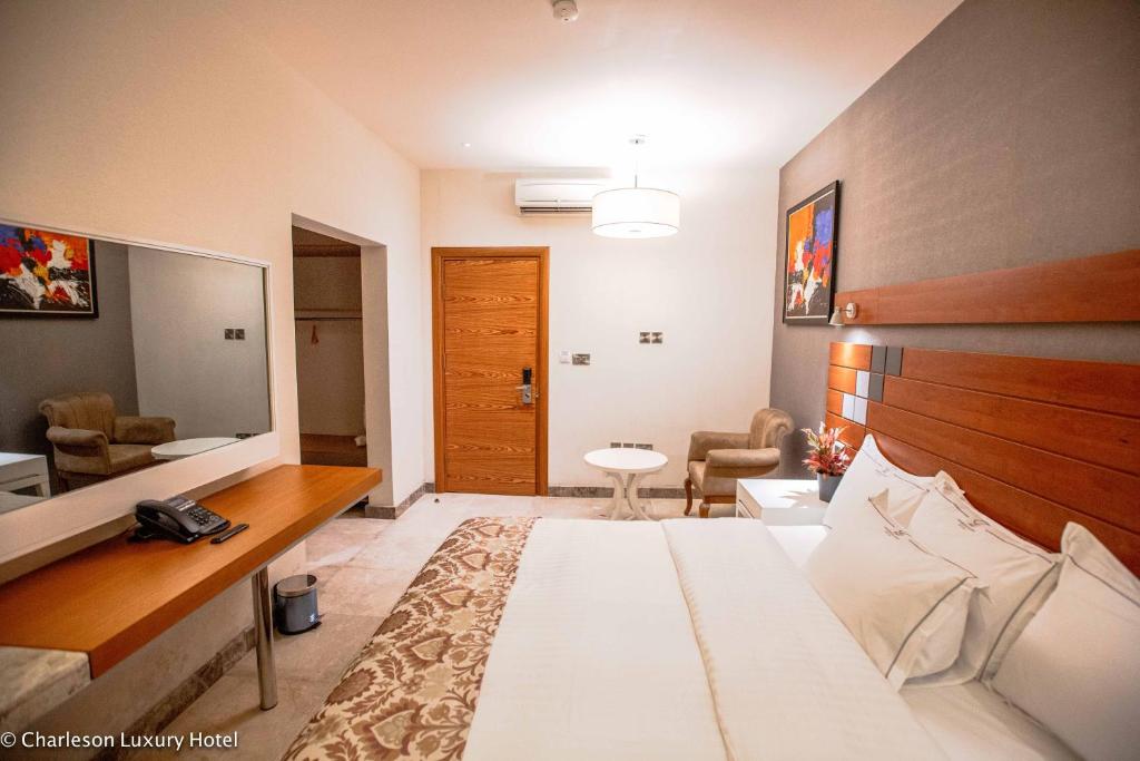 哈科特港Charleson Luxury Hotel的酒店客房设有床和客厅。