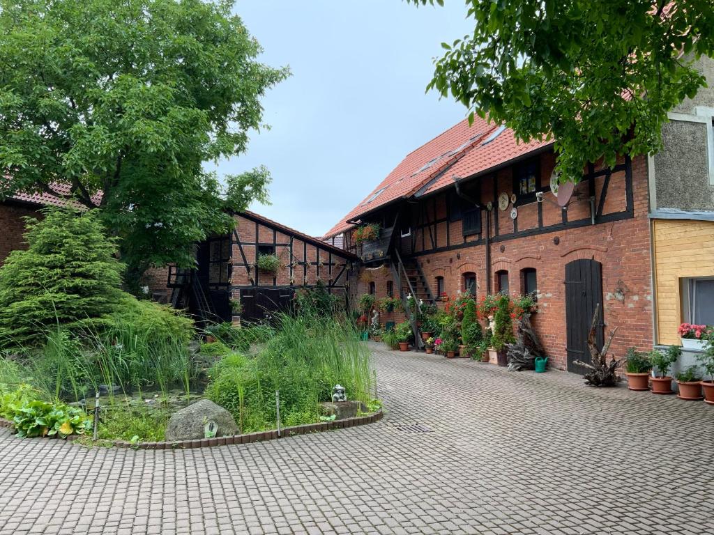 韦尼格罗德Ferienwohnung Silstedt的前面有花园的砖砌建筑