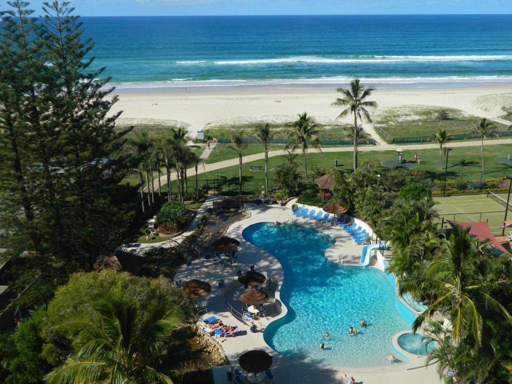 黄金海岸皇家棕榈海滩酒店的享有水上公园和海滩的空中景致