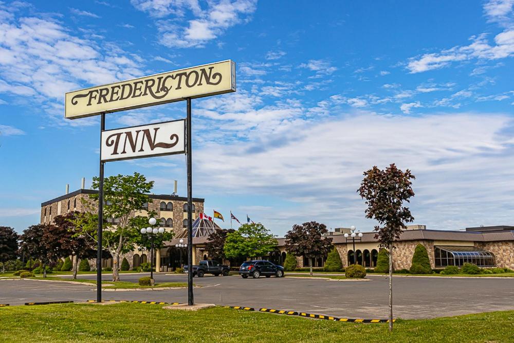 弗雷德里克顿弗雷德里克顿酒店的停车场中央的街道标志