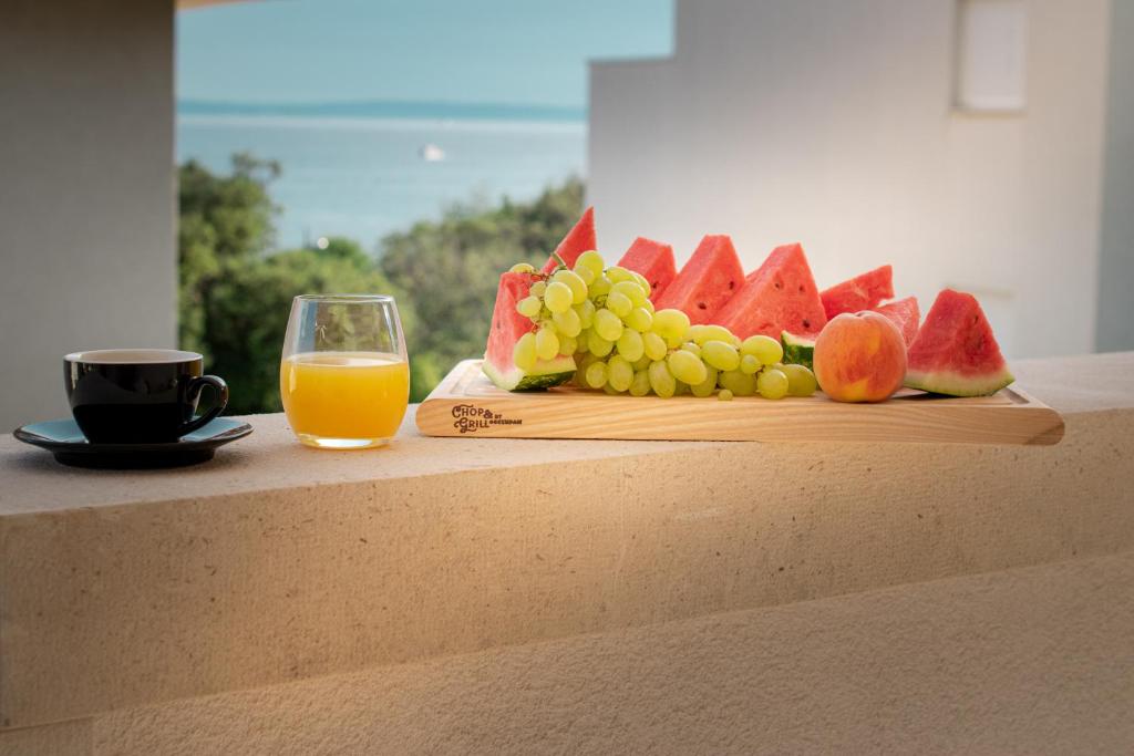 斯普利特Luxury apartment Mirage Split的水果和橙汁的切盘
