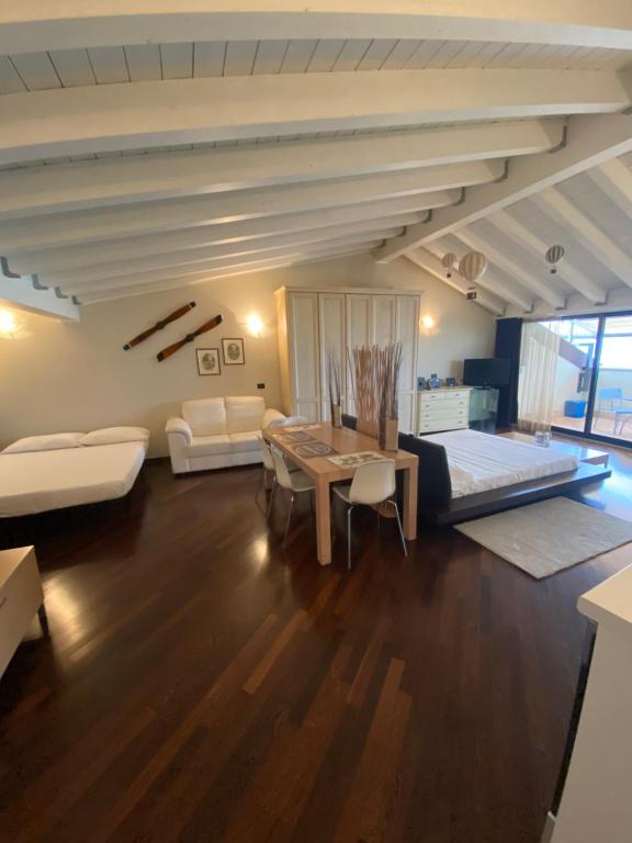 代森扎诺-德尔加达Molino Apartments的客厅配有沙发和桌子