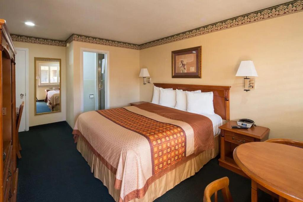 旧金山基尔大路汽车旅馆的酒店客房配有一张床铺和一张桌子。