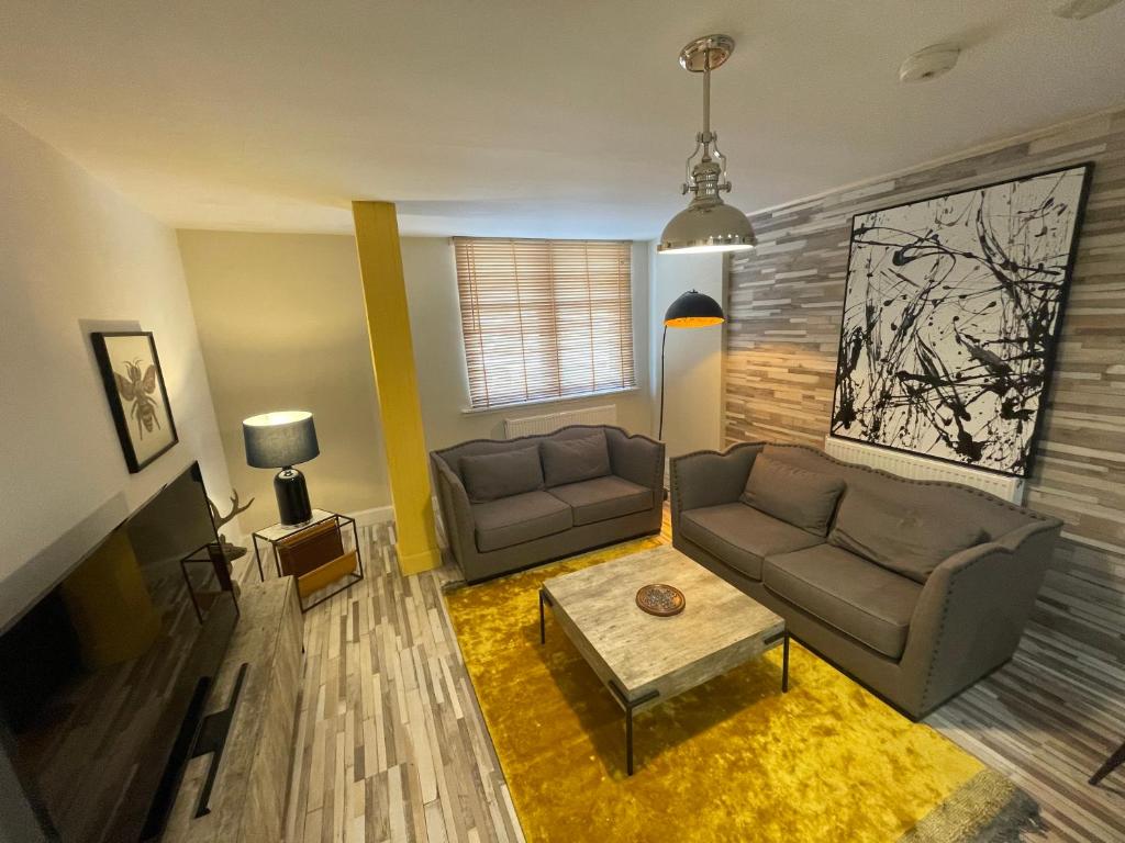 布莱尔高里Central Apartment - Moderna的客厅配有沙发和桌子