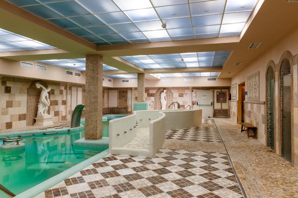 卡兰克克蒙达德酒店的游泳池,位于带游泳池的建筑内