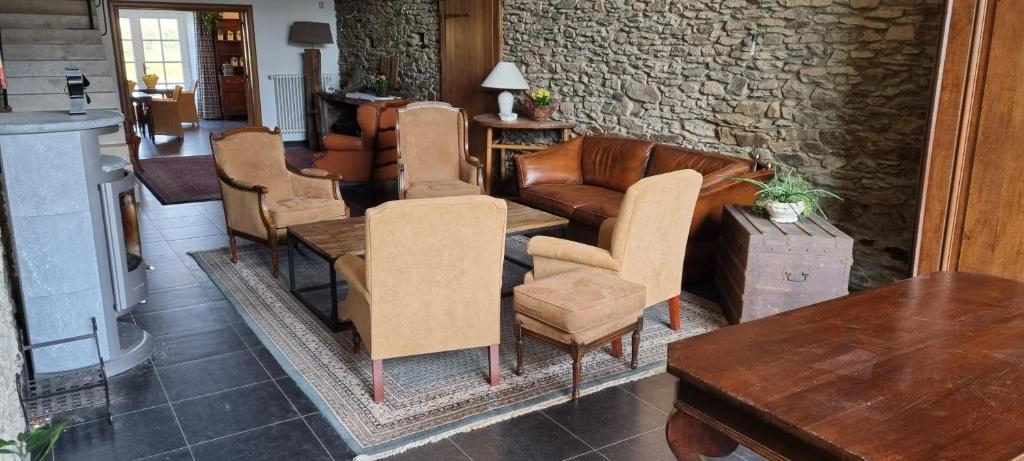 巴利瑟尔Le Maissin 1876的客厅配有椅子、沙发和桌子