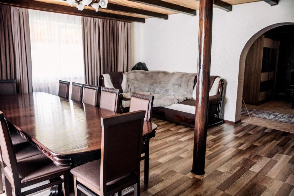 韦尔霍维纳Стежка в гори的一间带桌子和沙发的用餐室