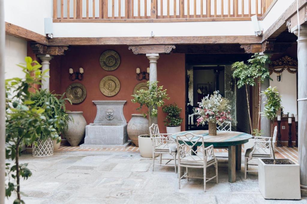 格拉纳达La Corrala del Realejo的户外庭院配有桌椅。