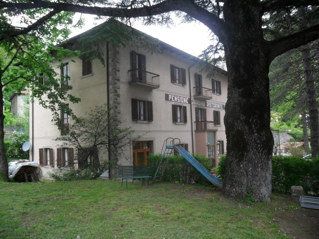 巴迪亚普拉塔基利亚Albergo Giardino的前面有滑梯的建筑