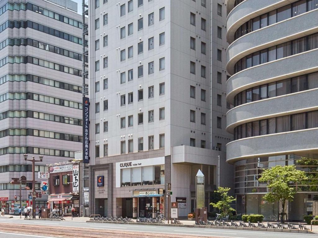 广岛广岛大手町康福酒店的城市街道上一座大型建筑,有建筑