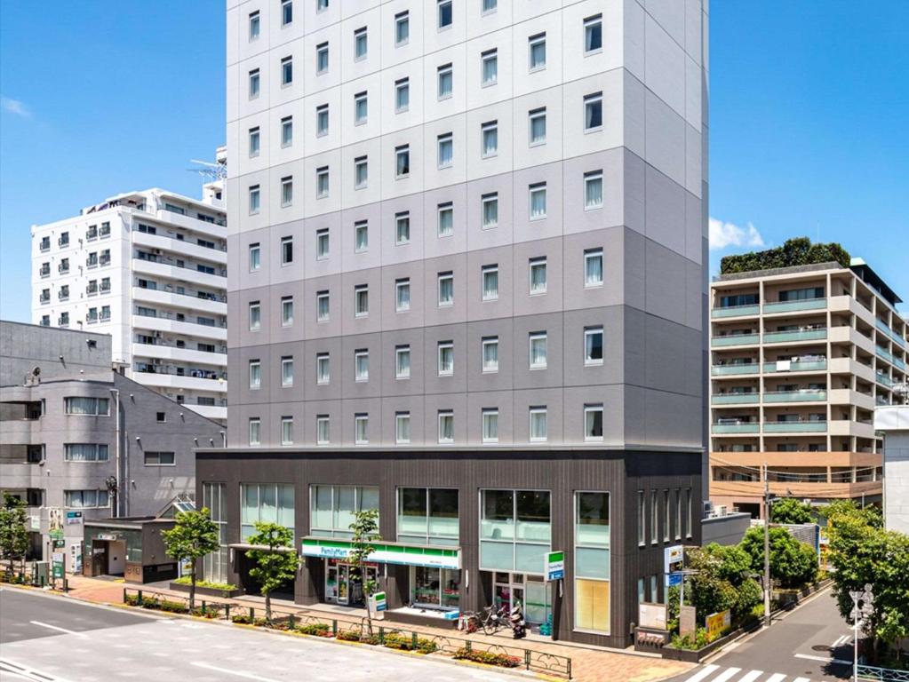 东京东京清澄白河康福特茵酒店的一条城市街道上的白色大建筑