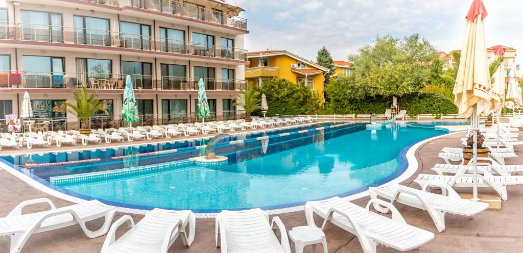 索佐波尔Sozopoli Style Club的一个带躺椅的游泳池和一间酒店
