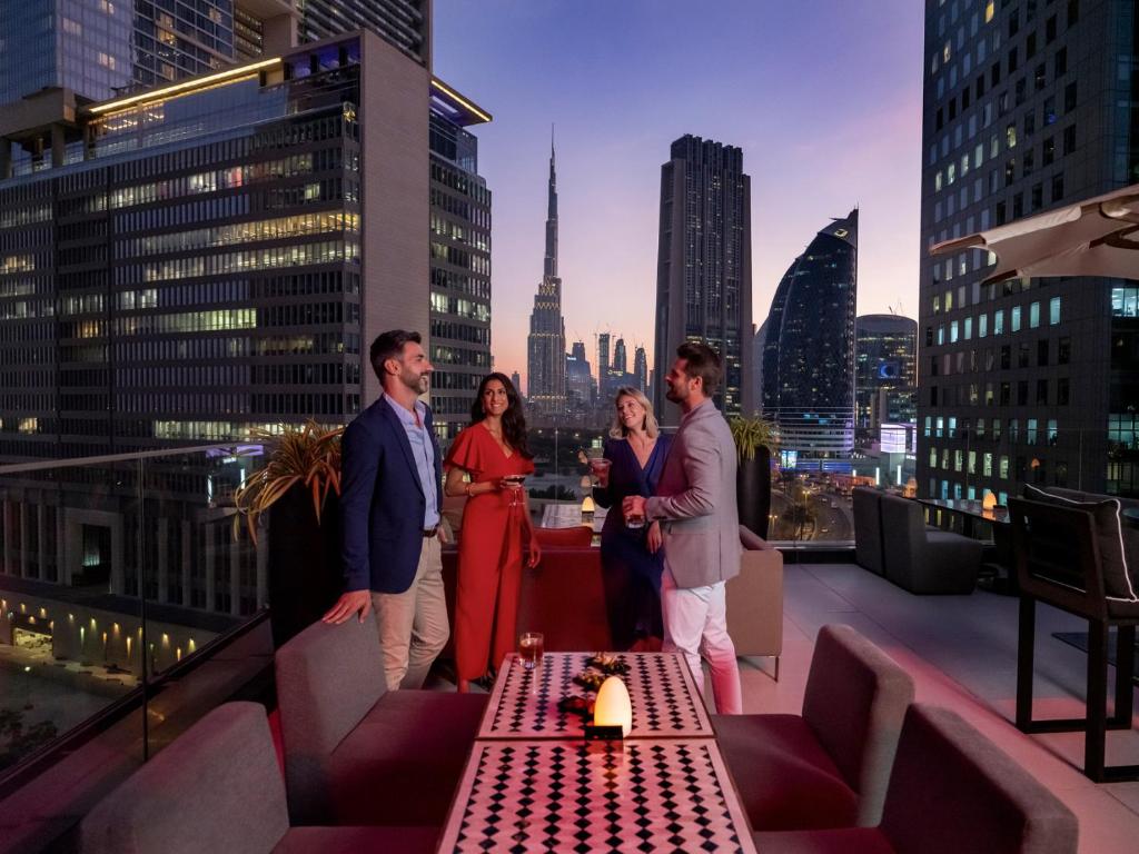 迪拜迪拜国际金融中心四季酒店的一群人站在建筑物屋顶上