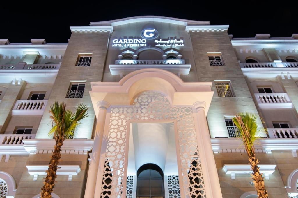 利雅德Gardino Hotel & Residence的一座棕榈树建筑