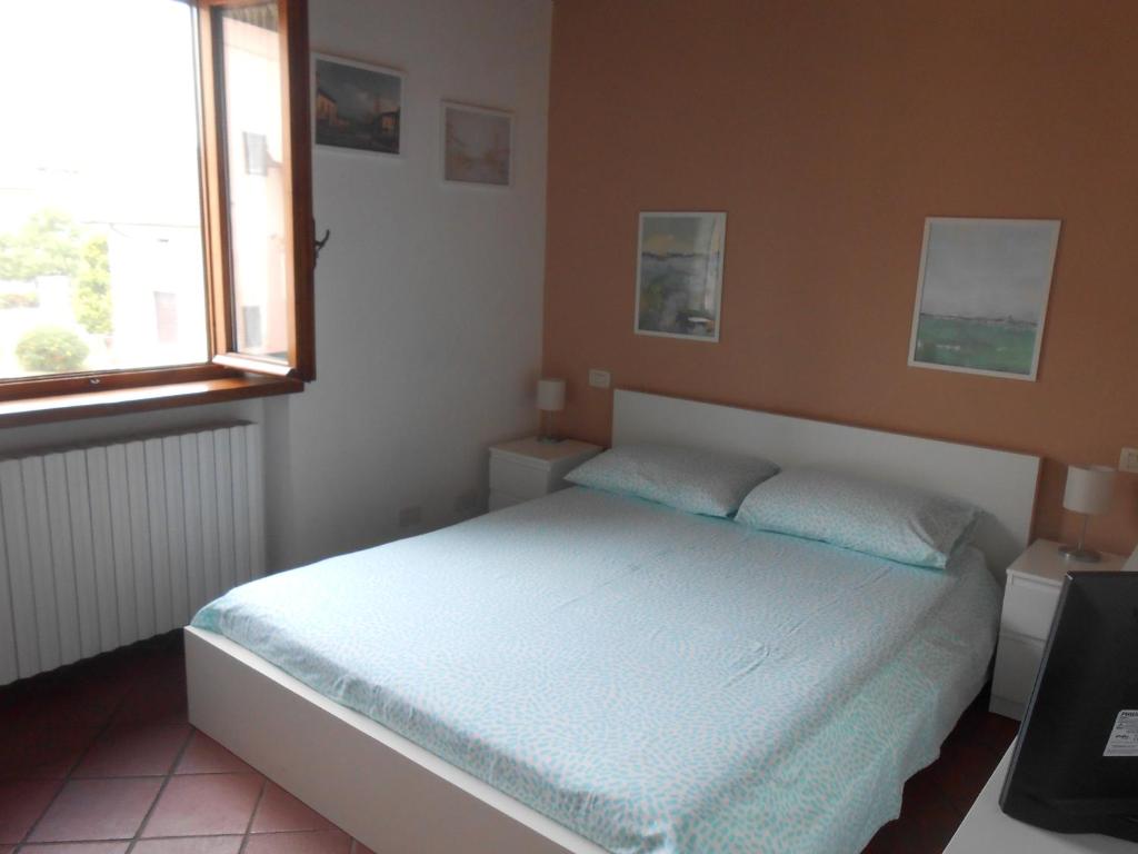 卢卡Casa vacanze Orsi的一间卧室设有一张床和一个窗口