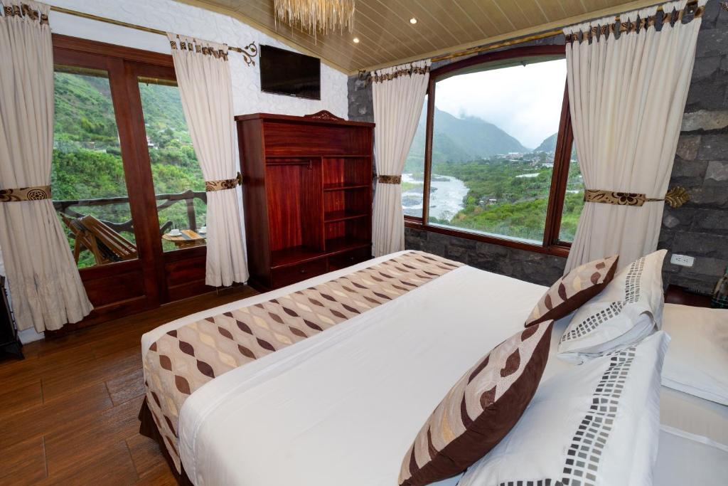 巴尼奥斯Aldea Real Eco Friendly的一间卧室设有两张床和大窗户