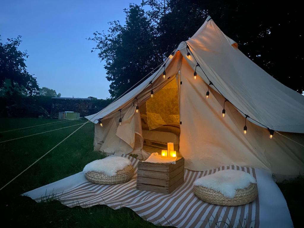 尼堡BohoFyn的白色帐篷,配有桌子和蜡烛
