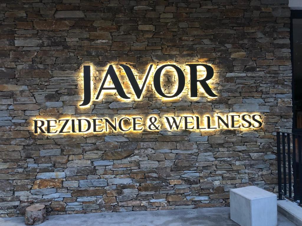 泽勒兹纳·鲁达JAVOR - Rezidence & Wellness的砖墙上读出蒸汽阻力和健康的标志