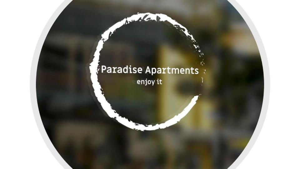 多特蒙德Paradise Apartments的白圆,有单词parkisse公寓 ⁇ 