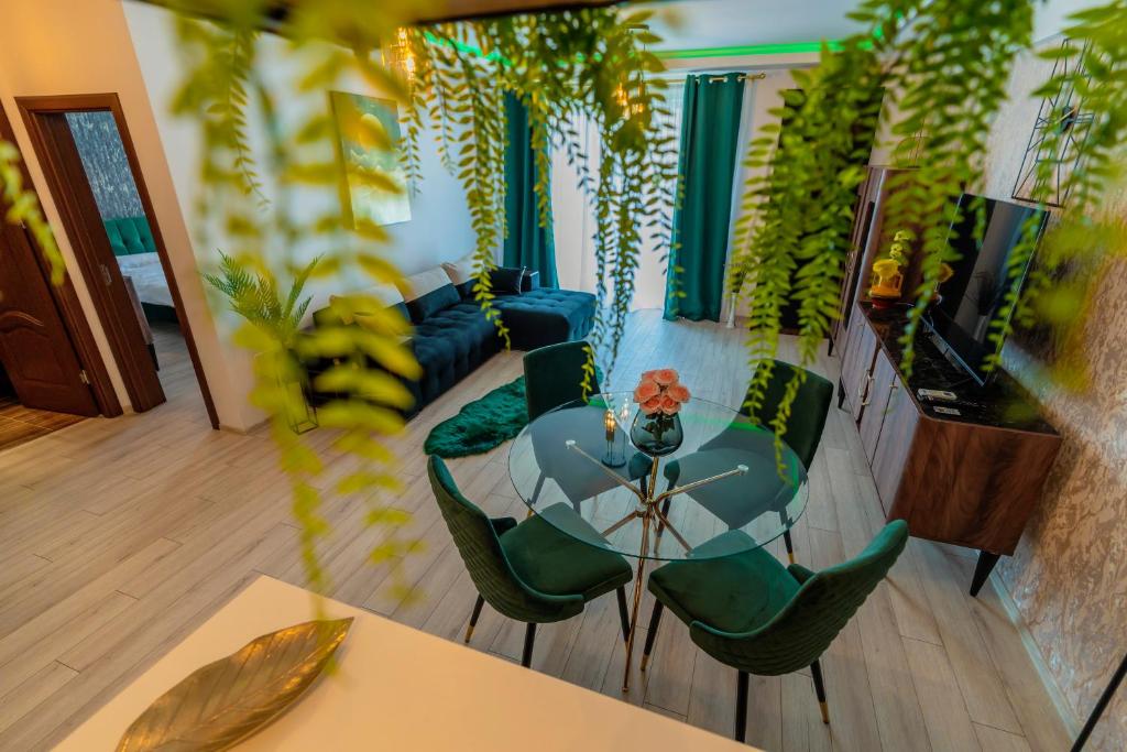 马马亚SYA BLACK SEA的客厅配有玻璃桌和绿色椅子