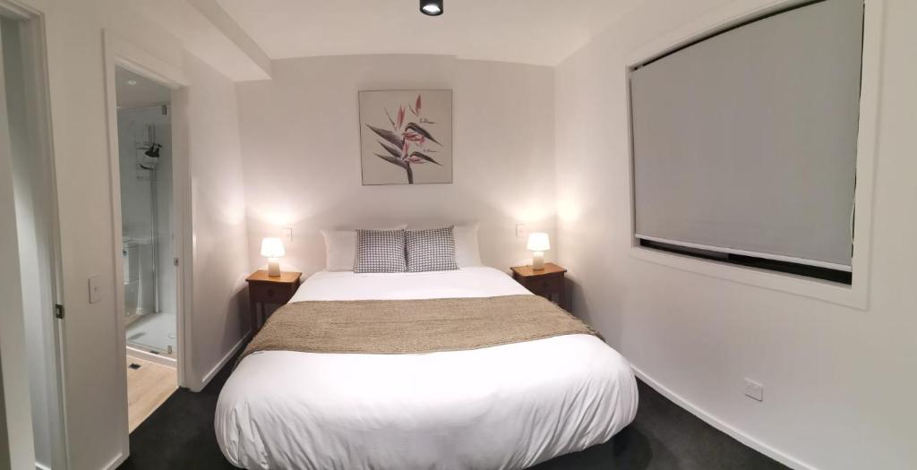 皇后镇Alex Apartment - 14A的一间带一张床和两盏灯的小卧室