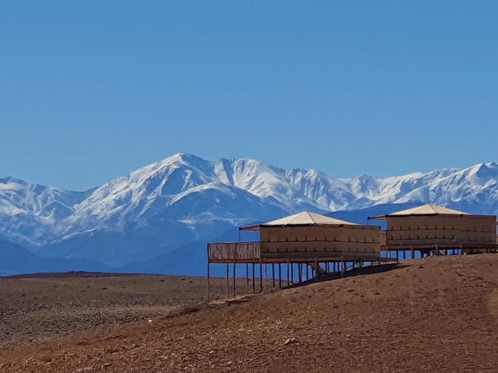 马拉喀什Nkhila Lodge的山顶的小屋