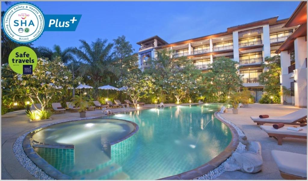 查汶穆拉精品服务住宅度假酒店的酒店前的游泳池
