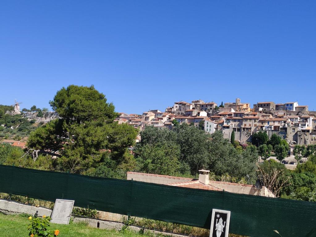 雷庞讷米拉波Maison avec vue的享有城市美景,设有绿色围栏