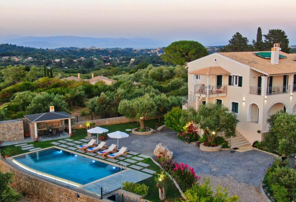Ágios IoánnisVilla Caesar的享有带游泳池的别墅的空中景致