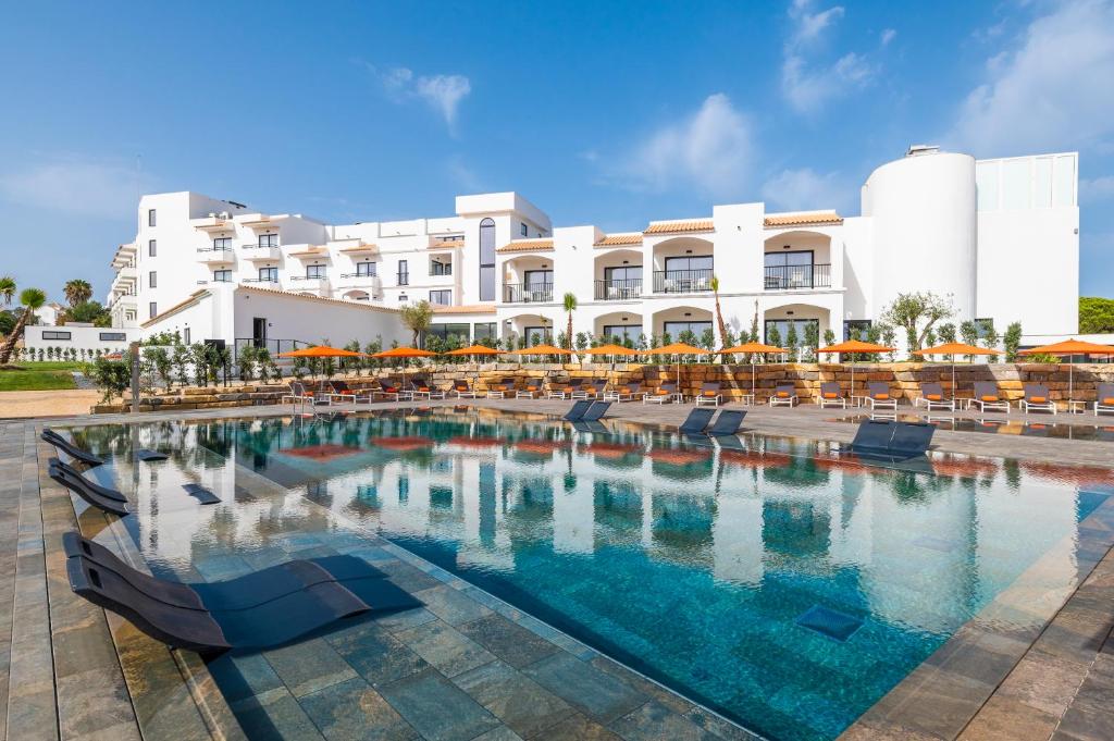 阿尔布费拉Regency Salgados Hotel & Spa的酒店前方的大型游泳池