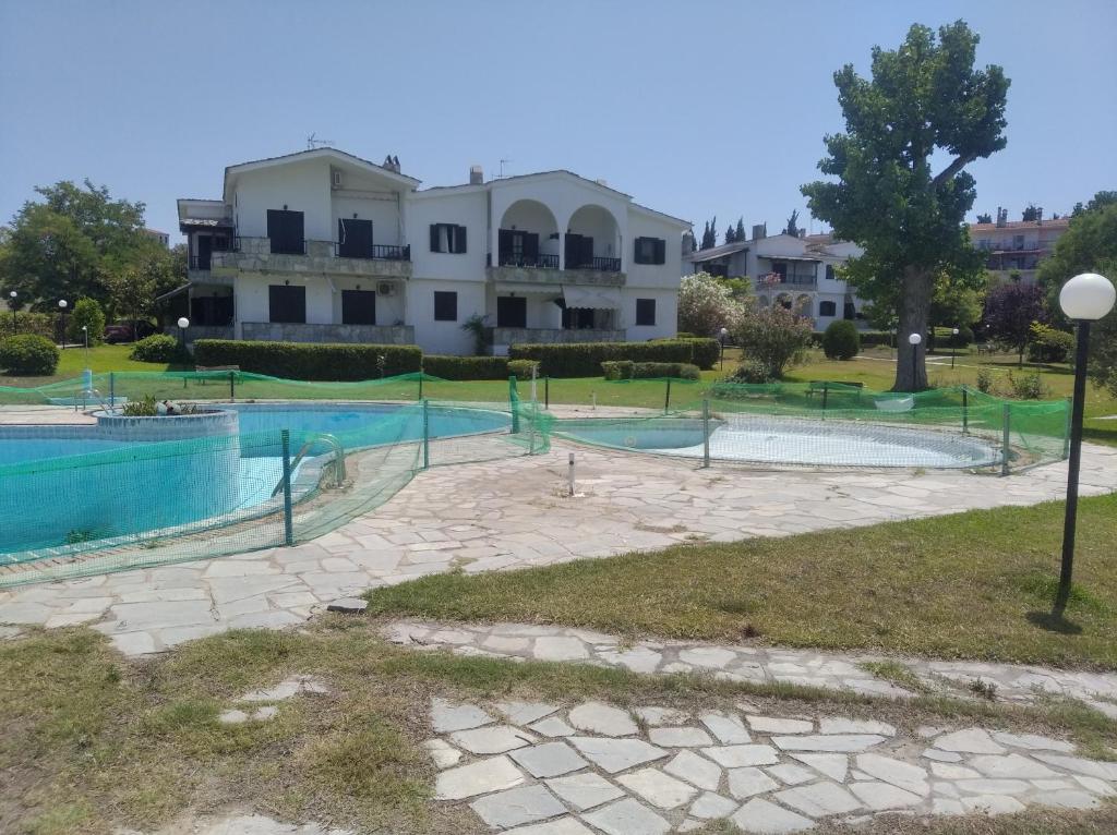 卡兰兹拉Sonia's maisonette with pool n Possidi的一座大楼前空的游泳池