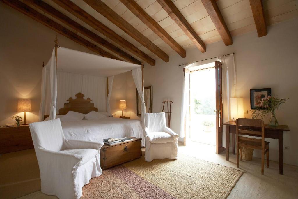 松塞尔韦拉松珍娜Spa酒店的卧室配有床、椅子和窗户。