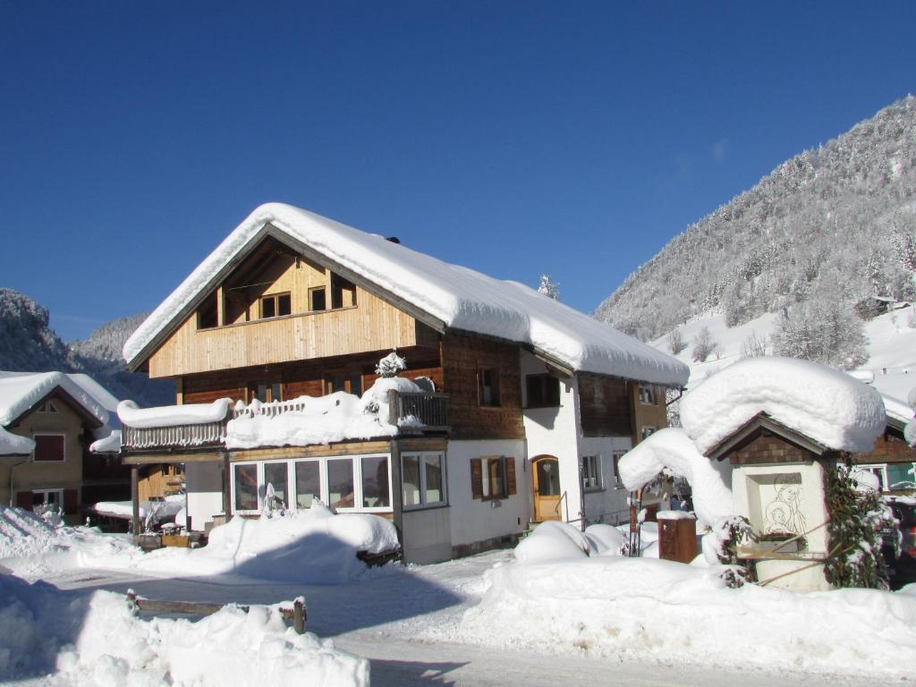 梅劳CHALET 294的一座大建筑,被雪覆盖,背景是群山