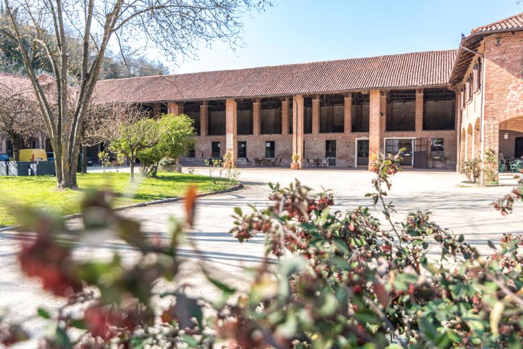 Rocchetta TanaroMarchesi Incisa Winery Lodge的享有前方树木建筑的外部景色